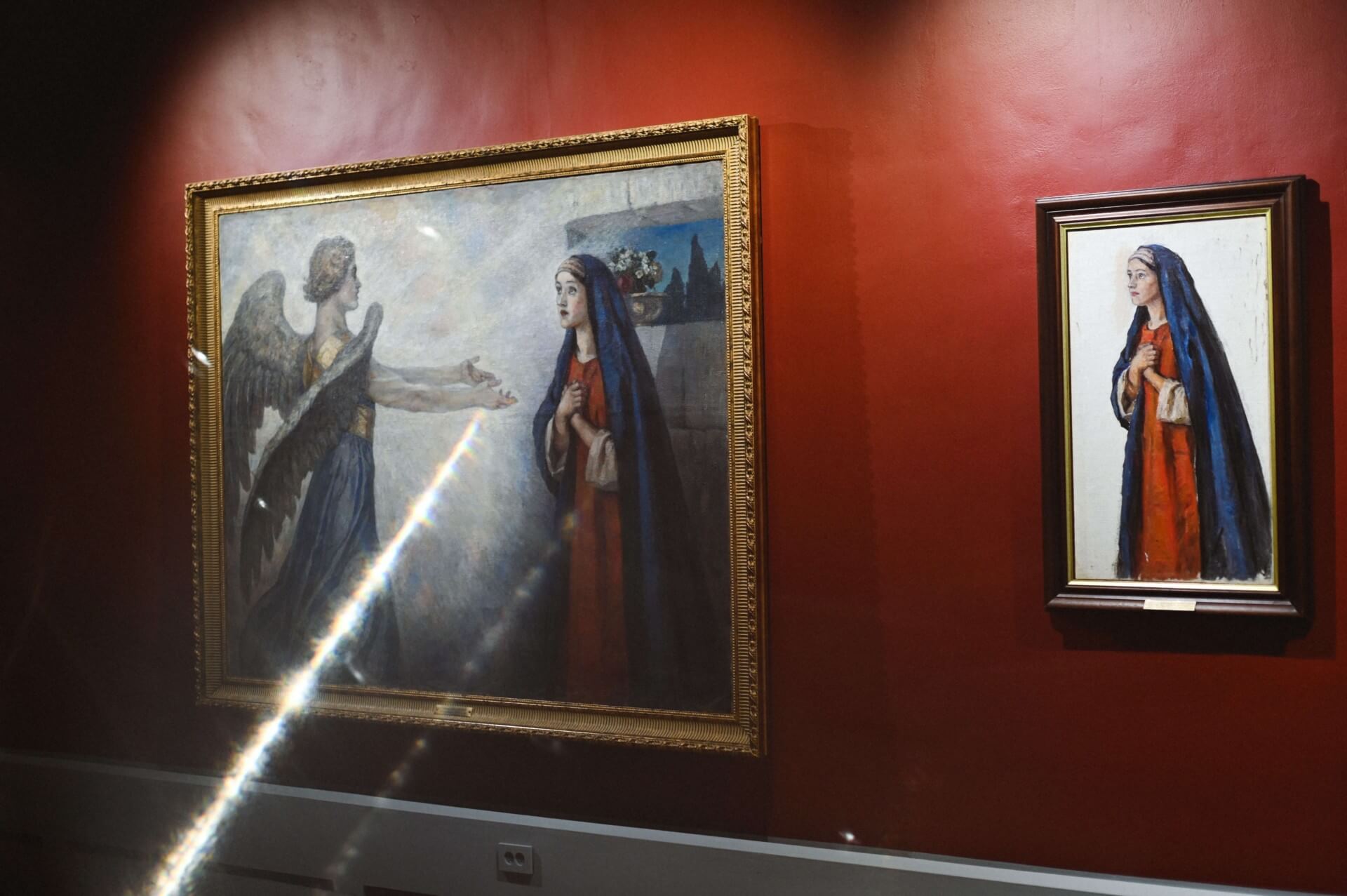 В первом зале музея разместили 24 картины это на 4 картины